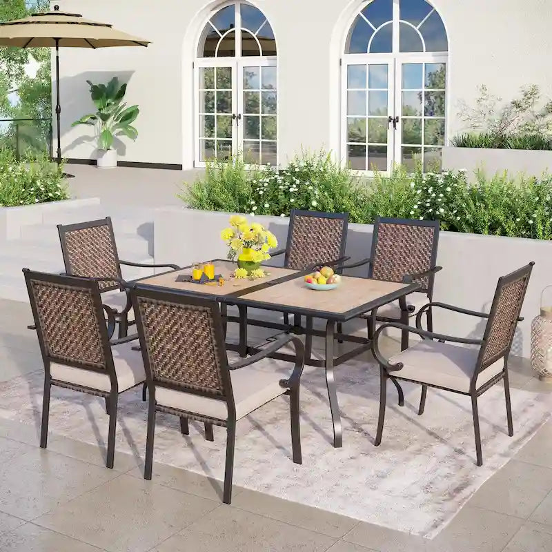 Ensemble de salle à manger d'extérieur MAISON ARTS 7 pièces, 6 chaises en rotin avec coussin et 1 table avec trou pour parasol - Non disponible