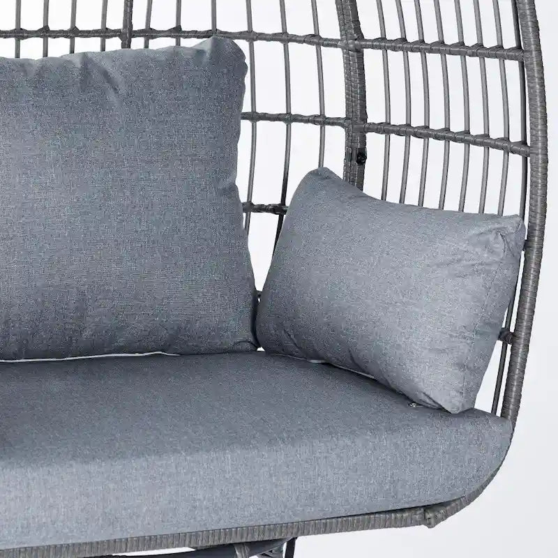 Fauteuil lounge pivotant en résine tressée, usage intérieur/extérieur, avec 4 coussins