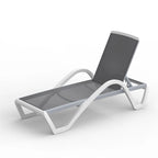 Chaise longue de patio réglable avec accoudoirs, résistante aux intempéries, pour piscine et pelouse (1 chaise longue)